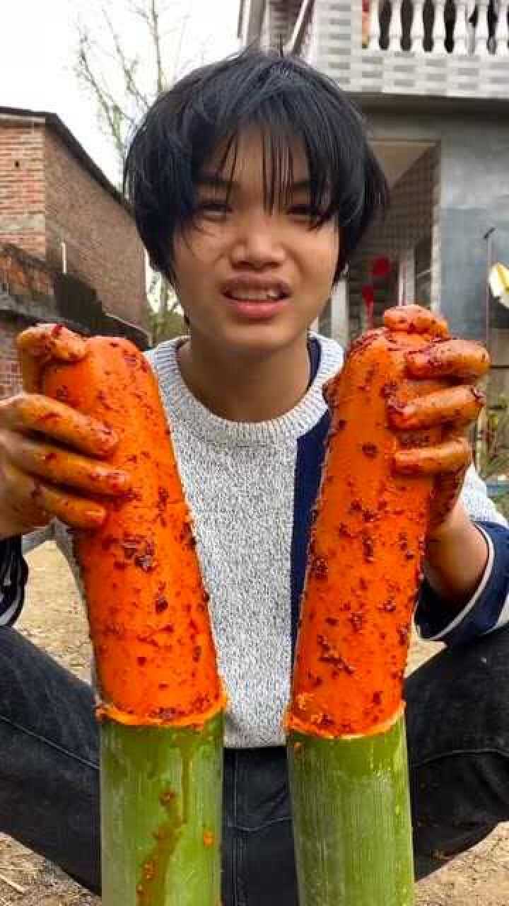 农村扛把子竹筒焖大火腿真香