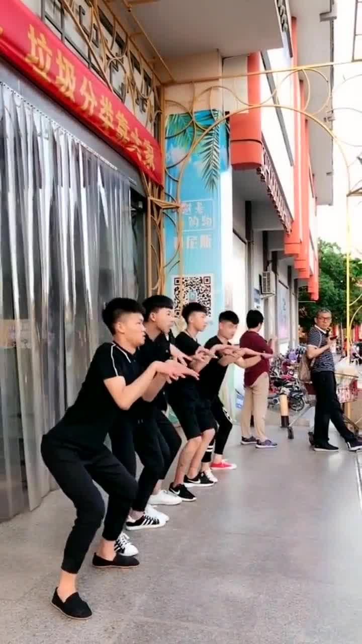 一群沙雕大爷就爱看这种热闹你们是故意的吗