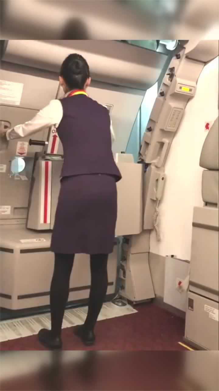 俄罗斯空姐关舱门图片