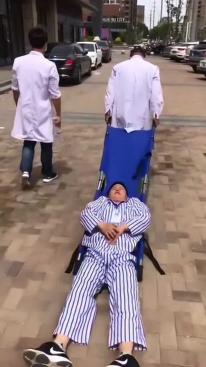 小哥哥用担架抬人,人都滑下去了,自己还不知道!_高清1080P在线观看平台_腾讯视频