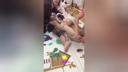 小姐姐太调皮了,哪有这样挠脚心的