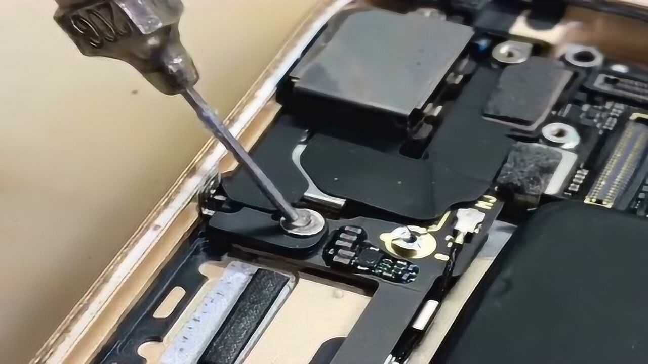 苹果手机螺丝打滑了应该怎么卸小伙有的是办法