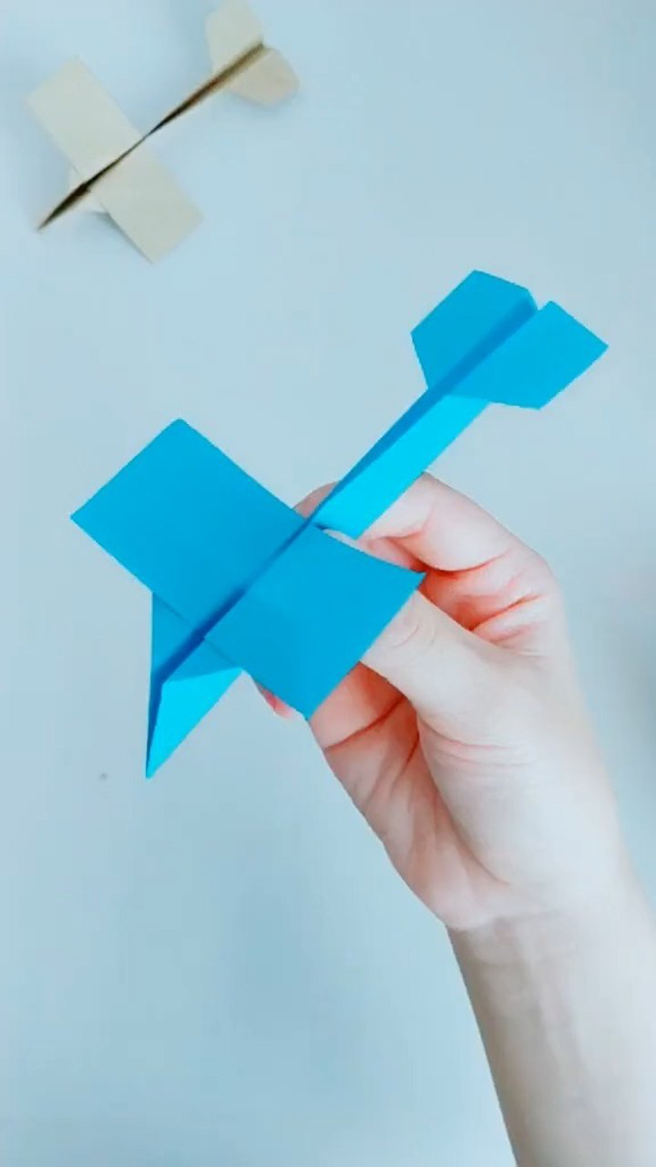 飞得很远的折纸飞机.