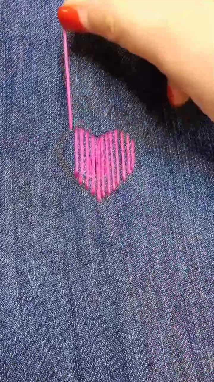 衣服上有一个破洞教你一招在这个洞上缝一个爱心把它给补上