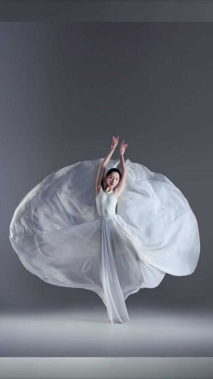 翩翩起舞裙摆翻飞真是美轮美奂