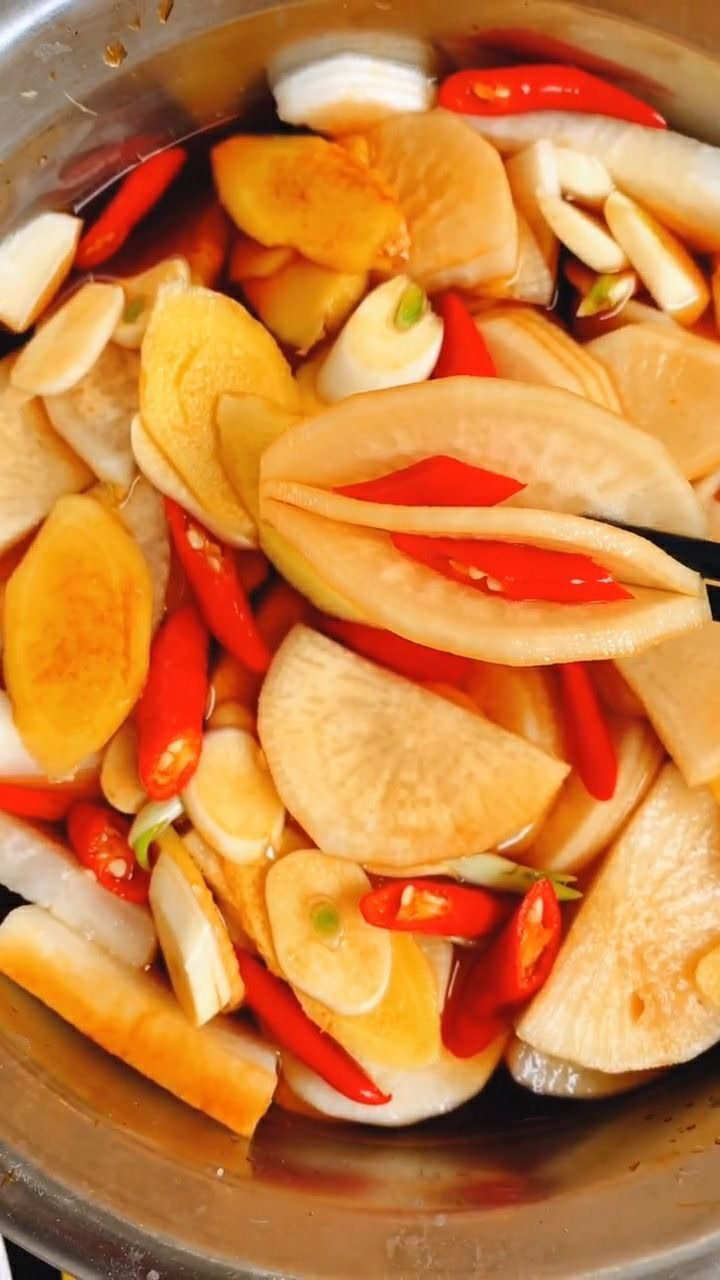 特别适合夏天吃的萝卜片,清脆爽口,酸甜中又带一点微辣