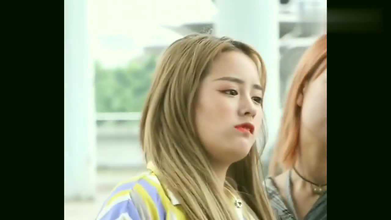 美女被坏女孩欺负没想到美女变身后霸气反击真解气