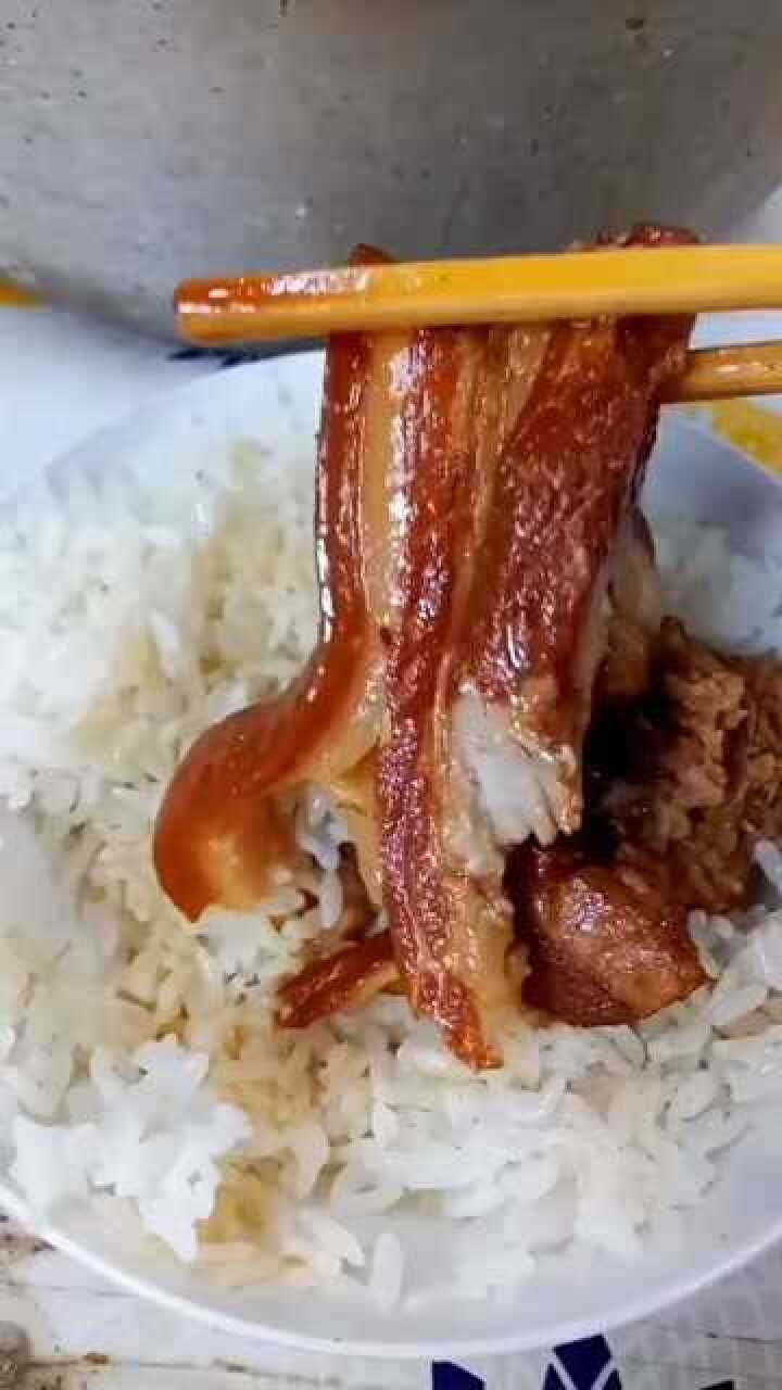 在米饭屋吃米饭要了块打肉有那么一瞬间我有点吃不下去