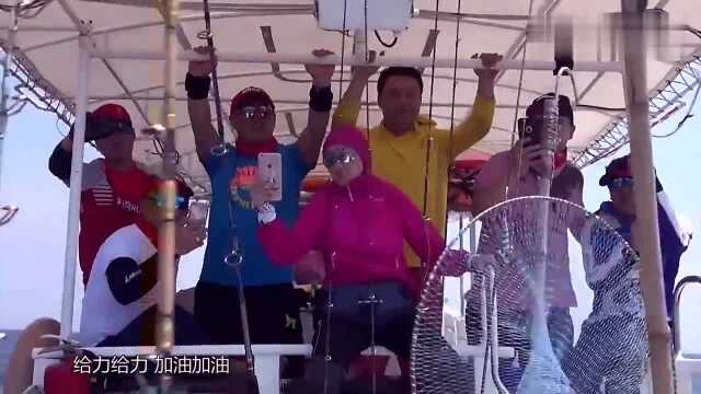 中国海钓人:突然间鱼竿拉了下去,目标鱼出现了,大马林鱼到手了