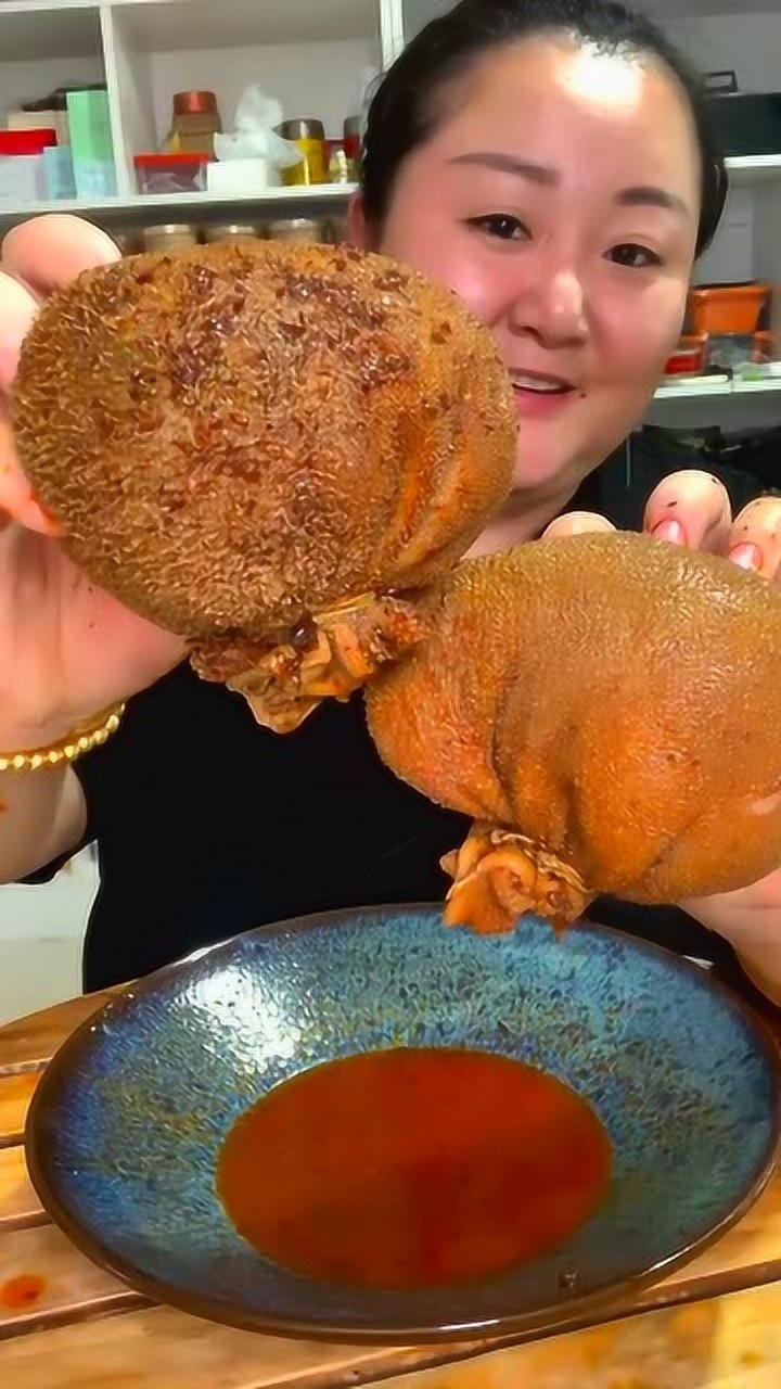 吃播姐吃羊脑的样子特别诱惑人一口要下去软软的我想吃一口