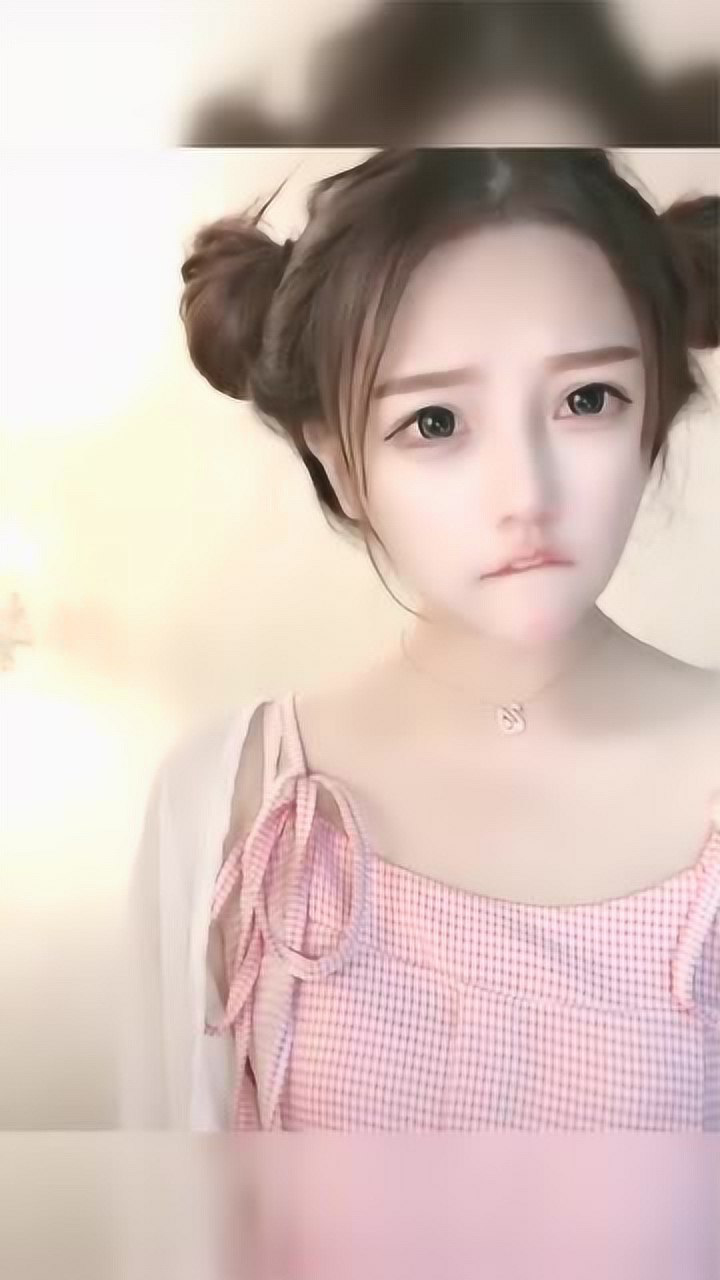 蠢萌的女生惹人爱,撒娇的样子很迷人