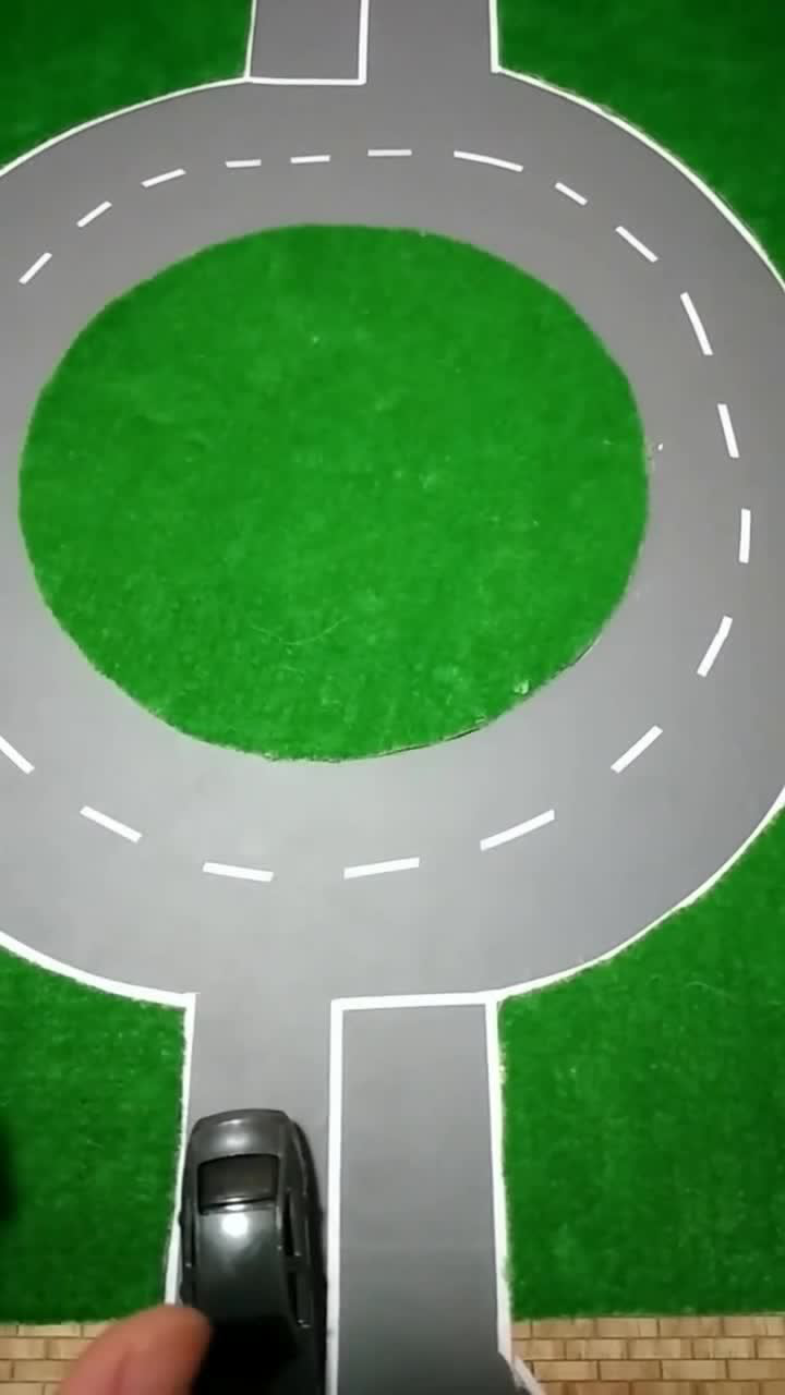 新手司机注意了驶入环岛时怎样正确掉头教你一招比驾校更实用