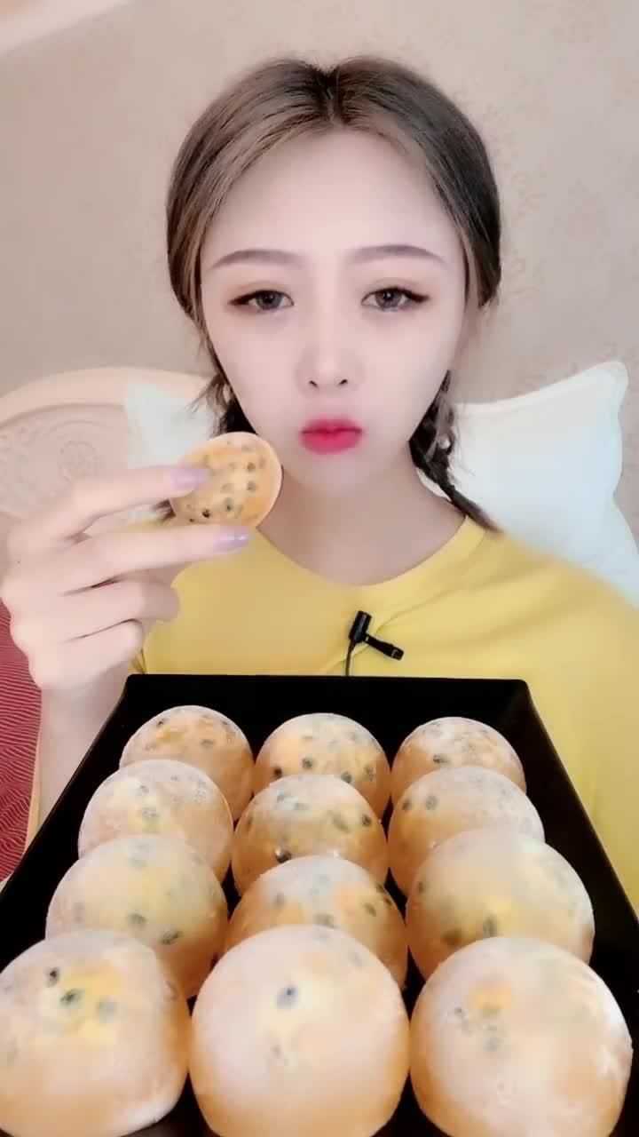 吃播声控小姐姐这次吃百香果冰块这爆籽声简直没谁了