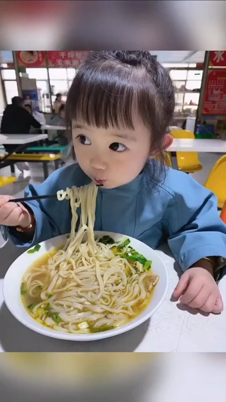 小网红恬恬自己动手吃面条瞧她吃得津津有味的好可爱的小姑娘