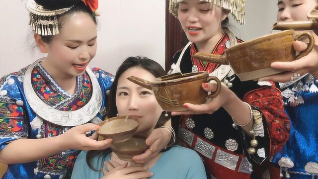 体验贵州民俗“高山流水”,拿碗往嘴里倒酒,小酒妹挺不住了