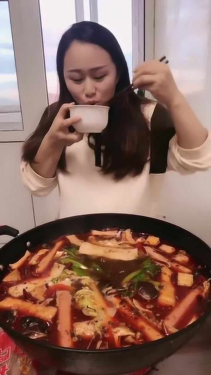 美女吃播吃麻辣烫这哪是麻辣烫分明是吃辣椒油