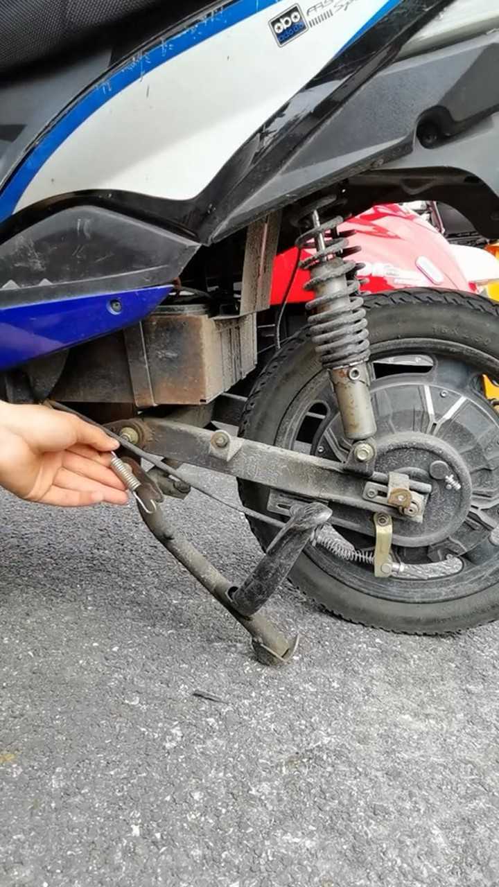 电动车撑脚的弹簧掉下来你们知道怎么装上去吗
