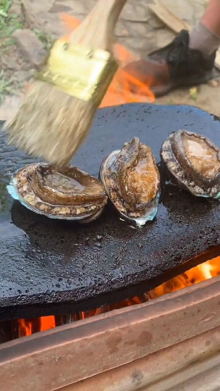 今天烤三只小鲍鱼,非常嫩,吃起来特别有口感