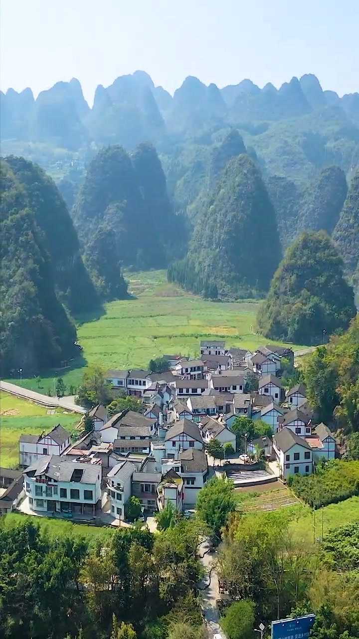 唯有此处峰成林群山环绕的村子