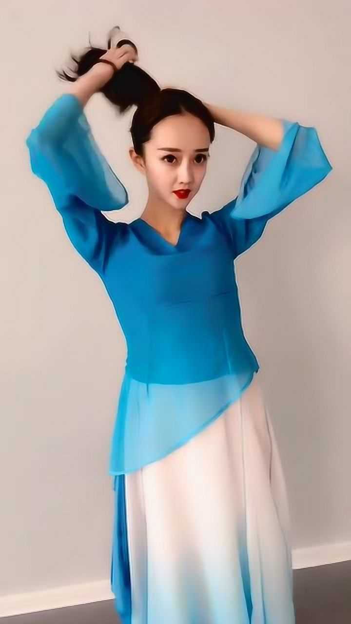 这个妹子火了一身蓝衣笑起来真像我初恋