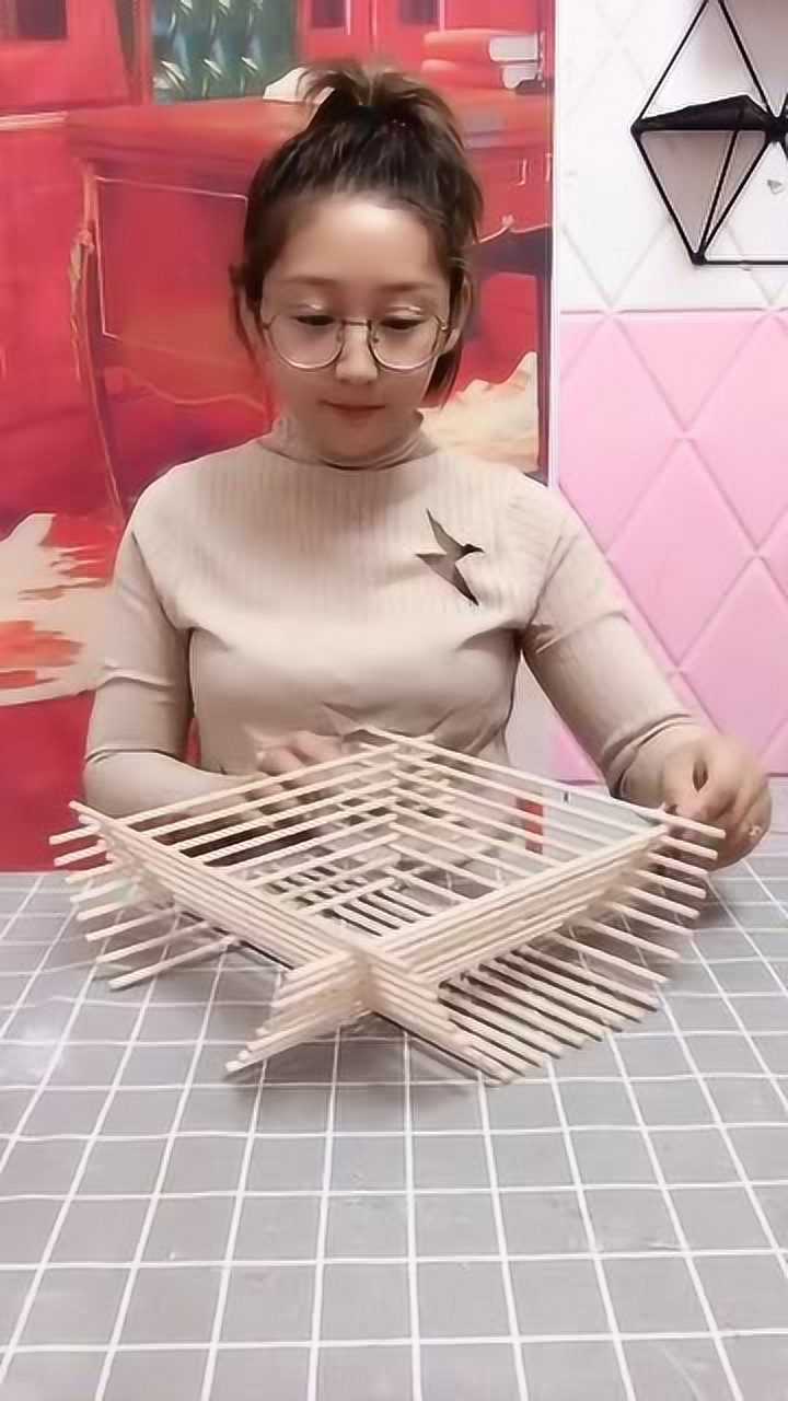 用筷子搭起来的鸟巢,而且还可以做水果篮,可真是个天才!