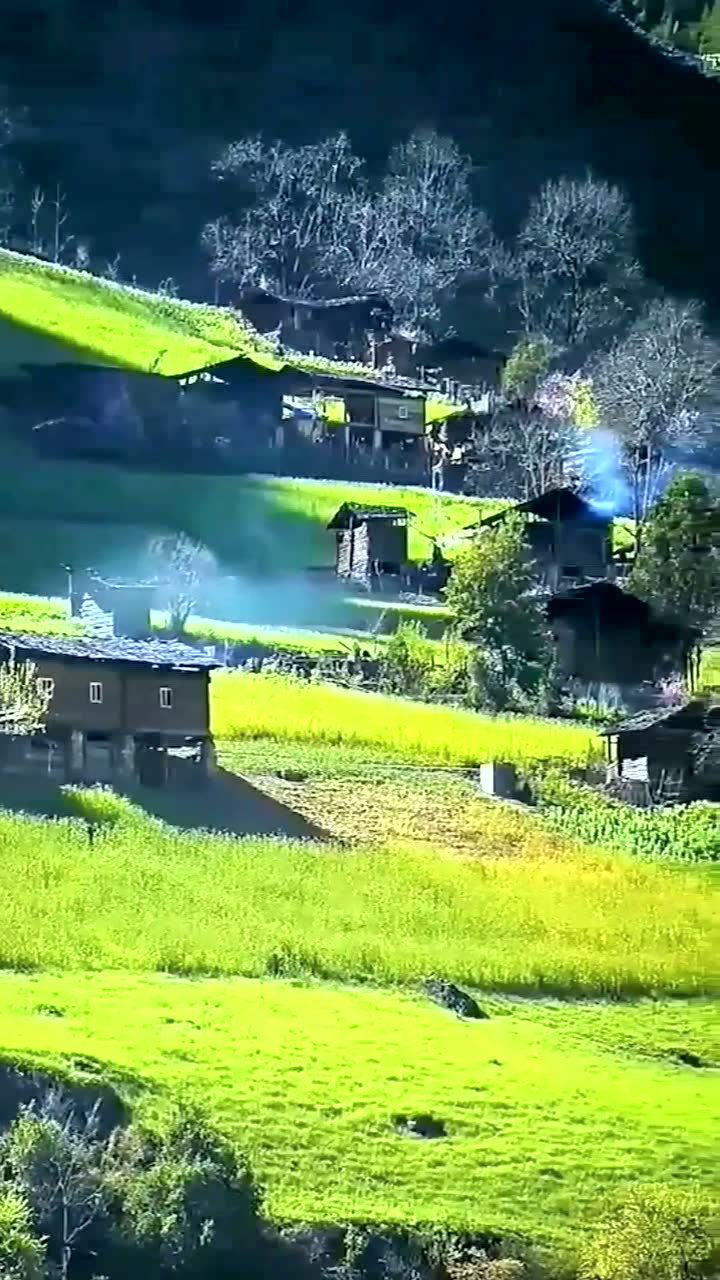 在山村的早晨,看炊烟袅袅升起.