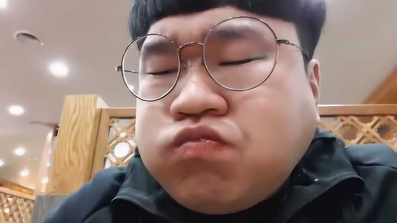 韩国吃货胖子吃烤金针菇肥牛和凉拌粉丝吃货吃饭就是香啊