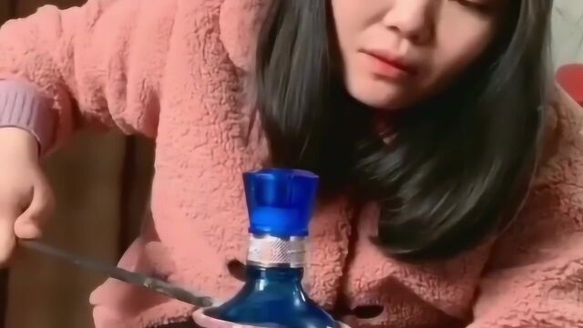 家里废弃的酒瓶子可别再扔了,这样加工后价值连城,看着非常有收藏价值!