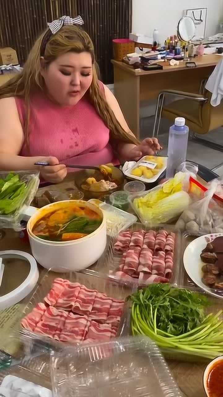 两百斤的胖妞,大口吃美食