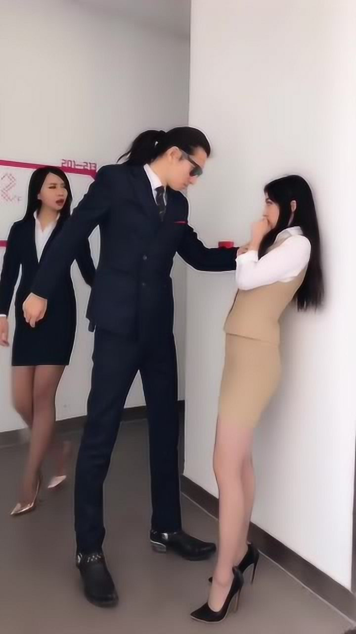 长腿美女被壁咚路人大喊放开那女孩长腿美女反应亮了