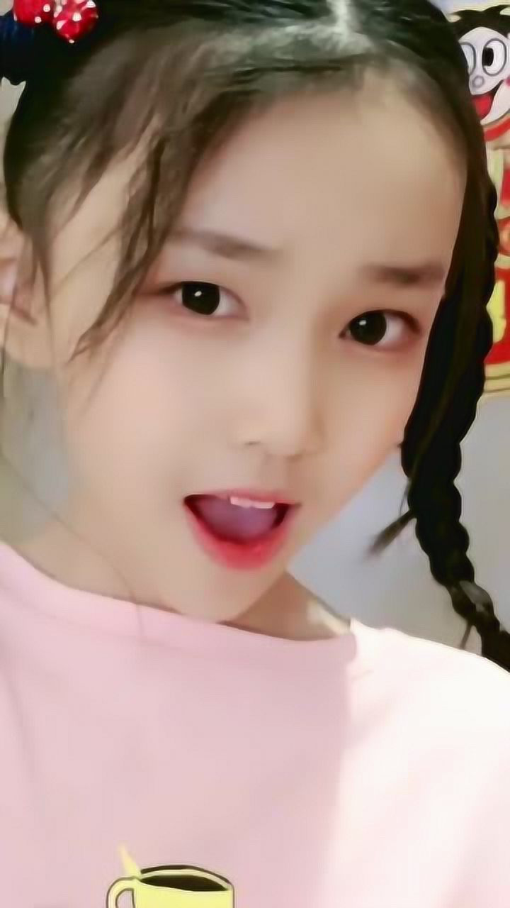 宋小睿不愧是童模在镜头前的表现力太好了长大了肯定更火