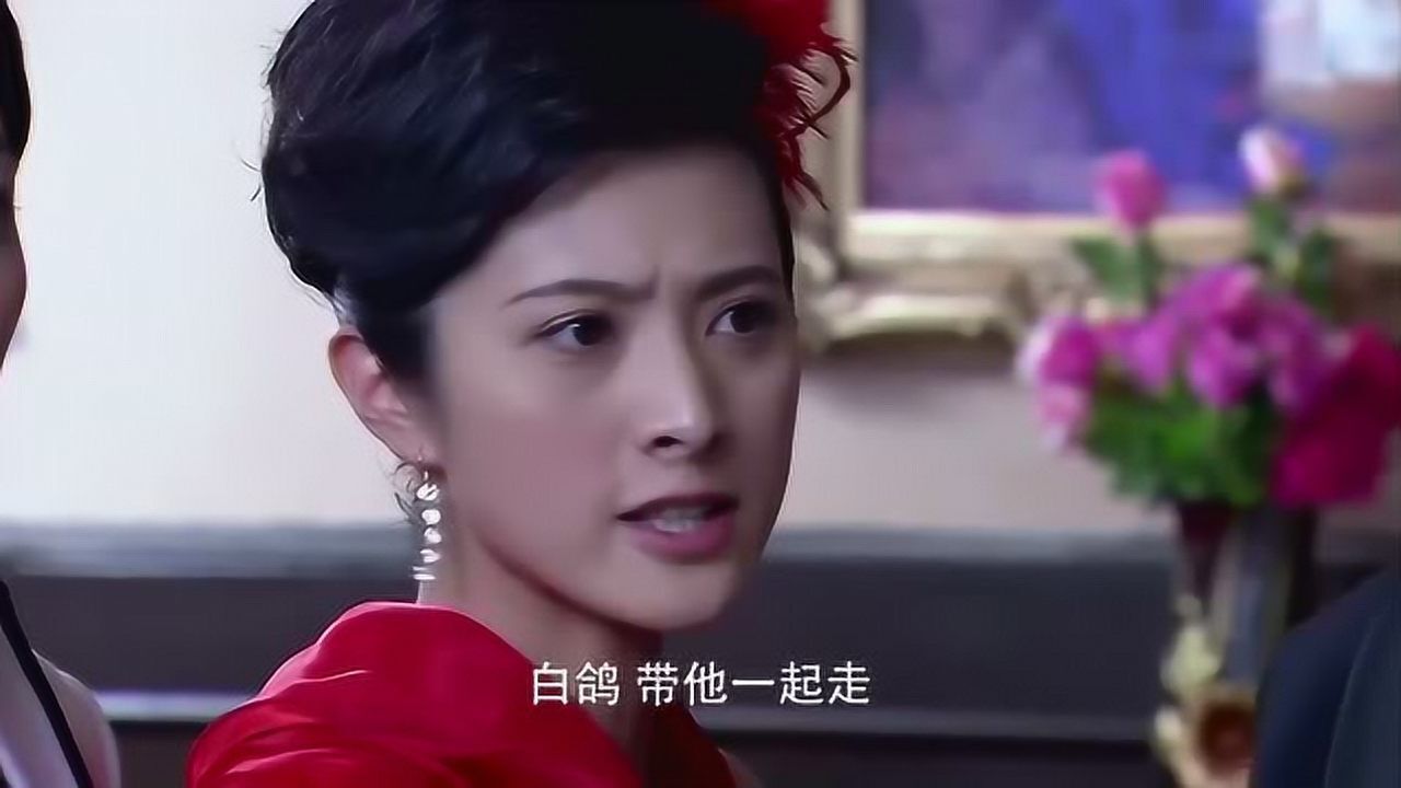 喋血孤岛女特工把枪藏的隐蔽特务一看没问题不料转身就遭殃