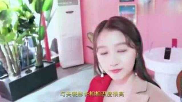 关晓彤妈妈罕见出镜,不愧是妈妈什么样,女儿就什么样!