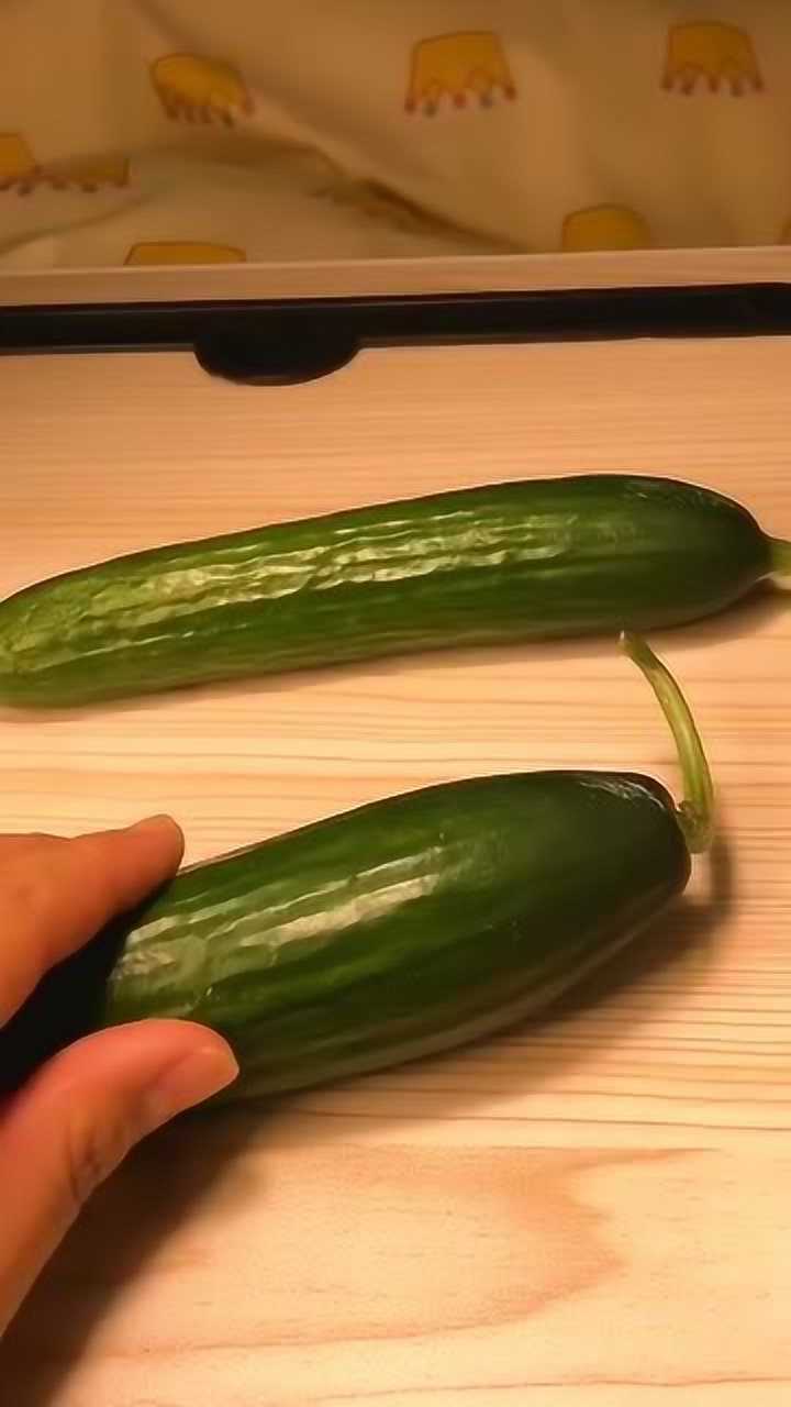 闺蜜说用黄瓜可以挤奶今天试了一下城里人确实是会玩