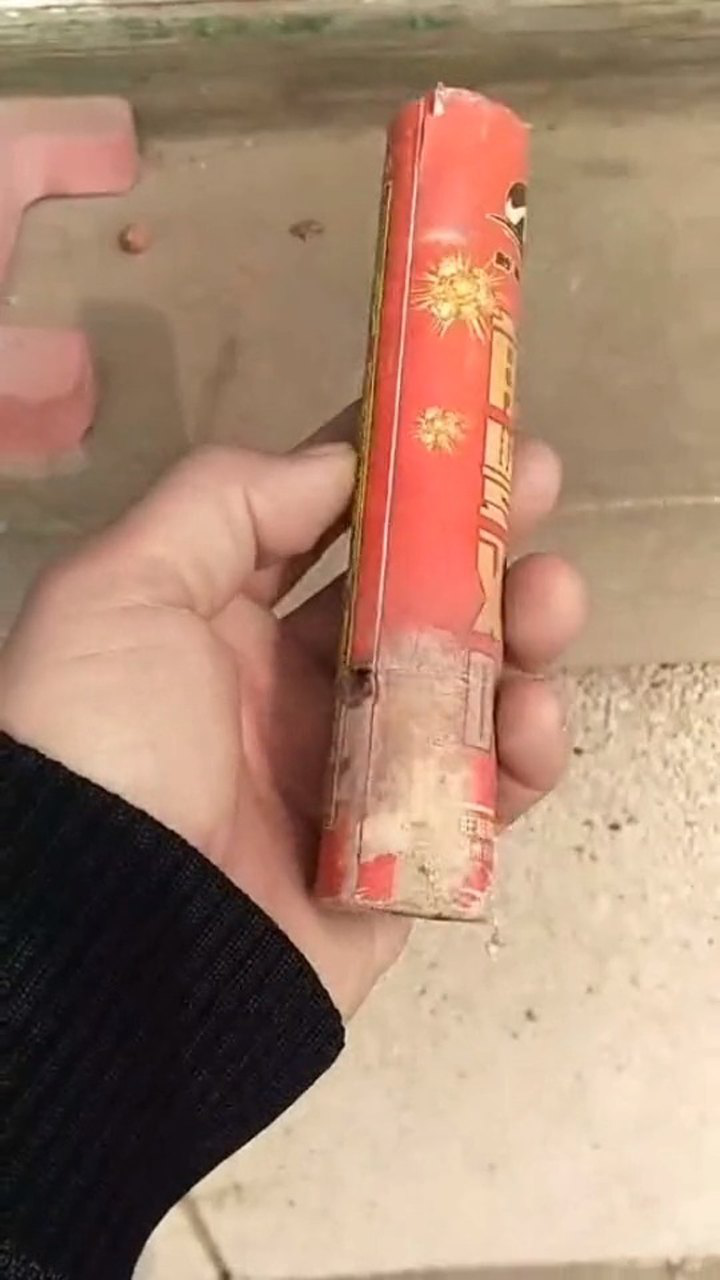 二踢脚的秘密小伙拆开一个二踢脚里面原来是这样的