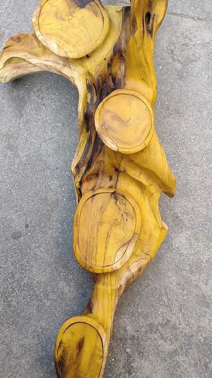 老大爷拿来一个黄檀木的摆件算是一个工艺品