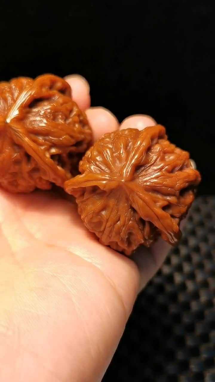 这种三棱的文玩核桃很多人都喜欢看着外形确实很完美