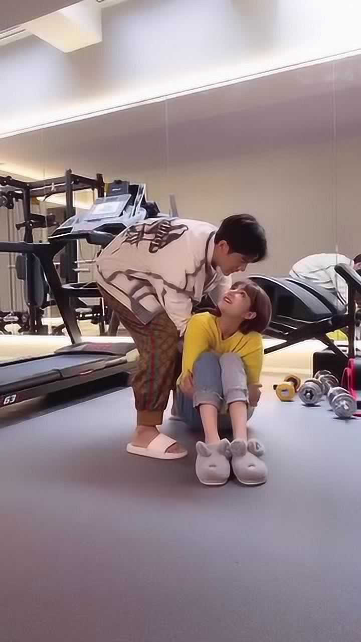 挑战单手情侣托举这位小哥哥怕是个直男吧女友此时很无奈吧