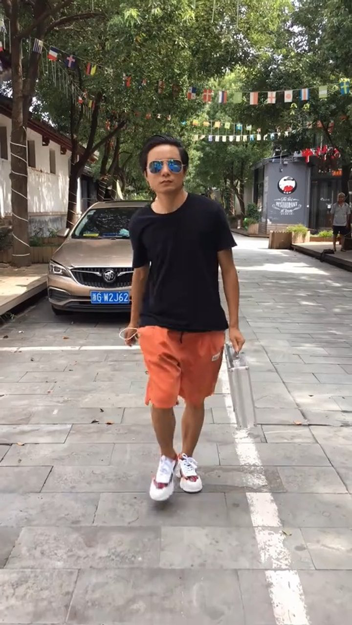 这走路姿势,确实很嚣张啊!