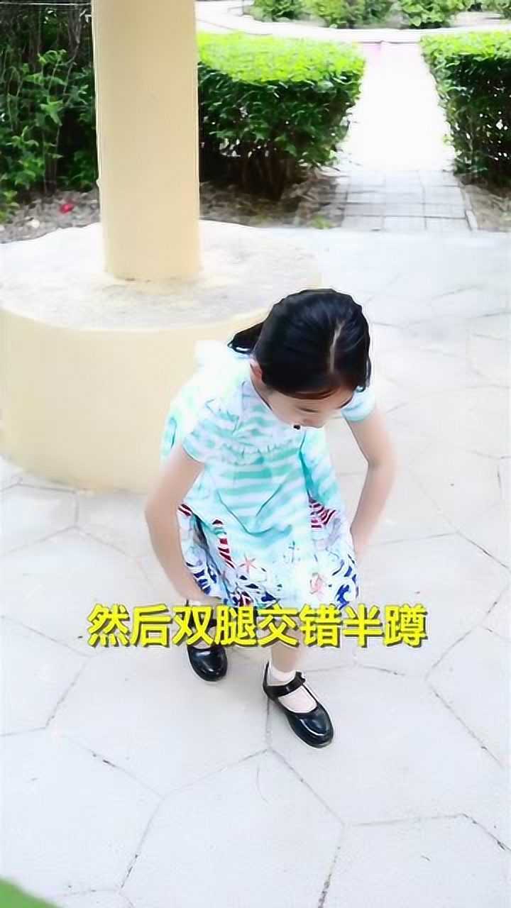 穿裙子时怎么保护自己不走光小姑娘教你正确的坐姿