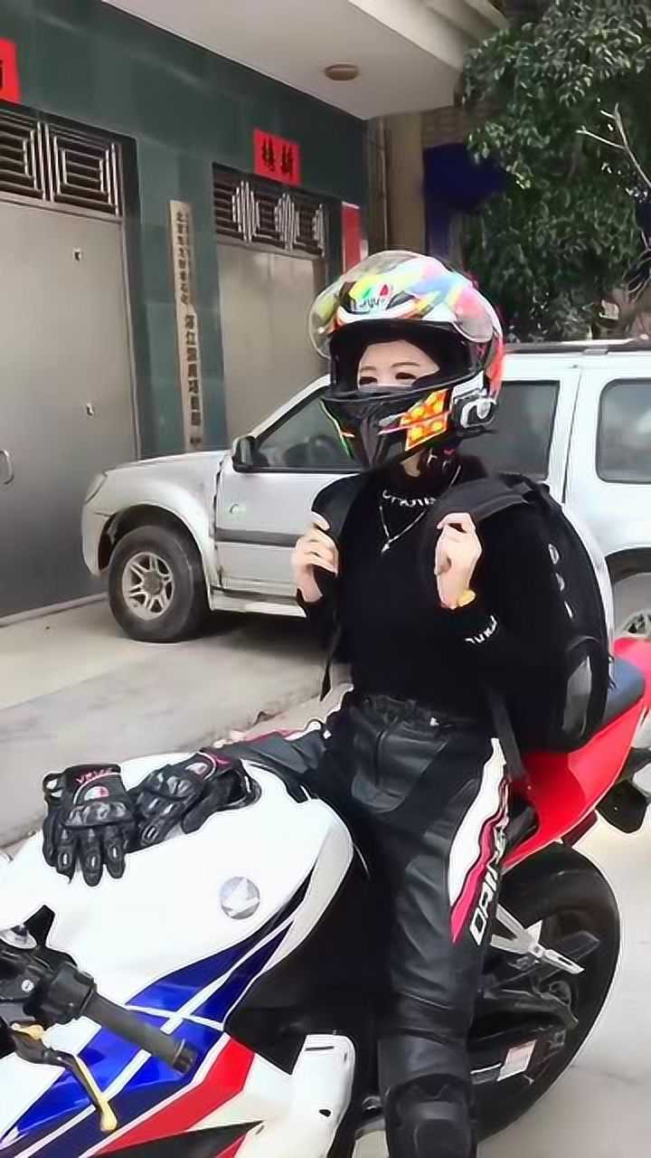 好霸气的美女骑士指挥官看到她的摩托车瞬间不敢和她说话了