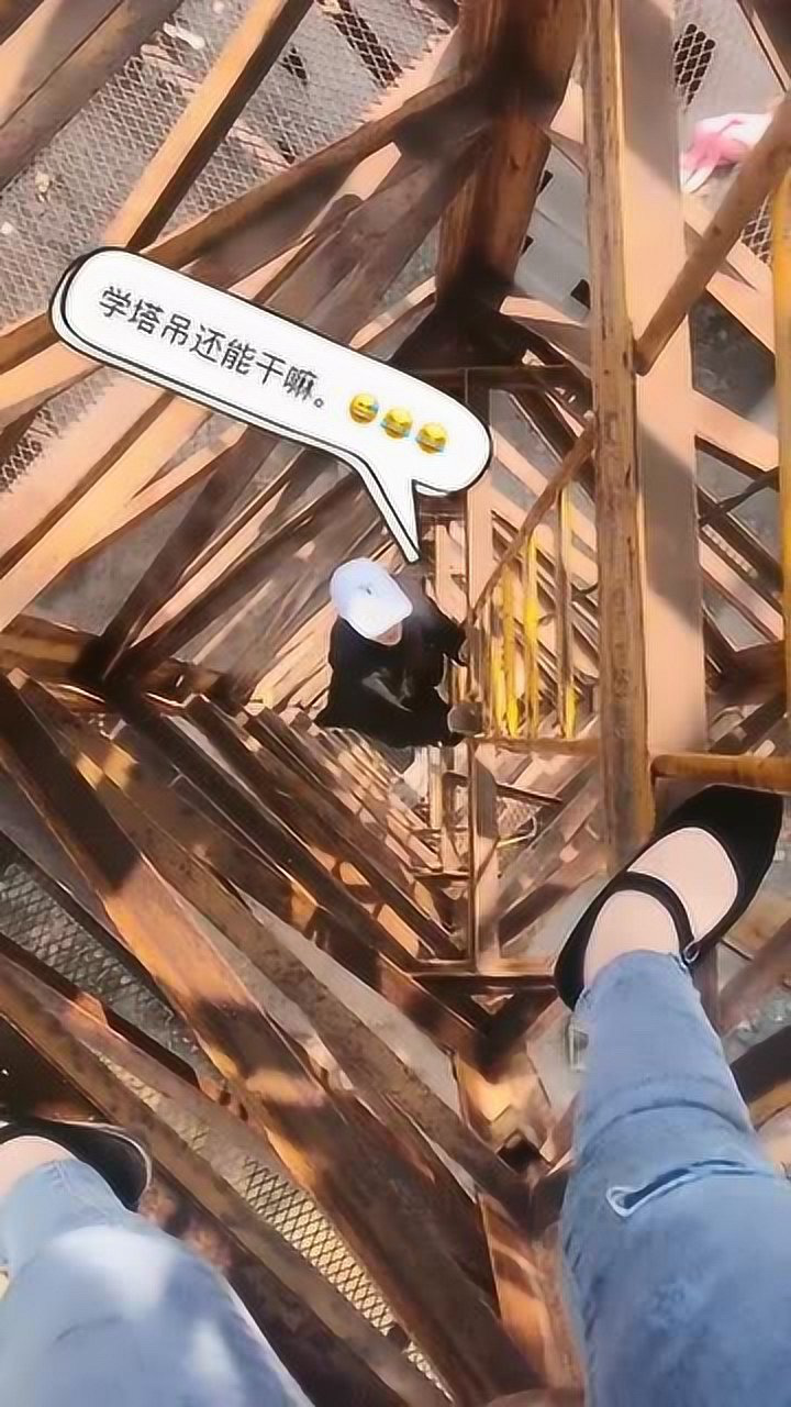 塔吊女司机在楼梯上调侃徒弟还没一会就把美女徒弟出卖了
