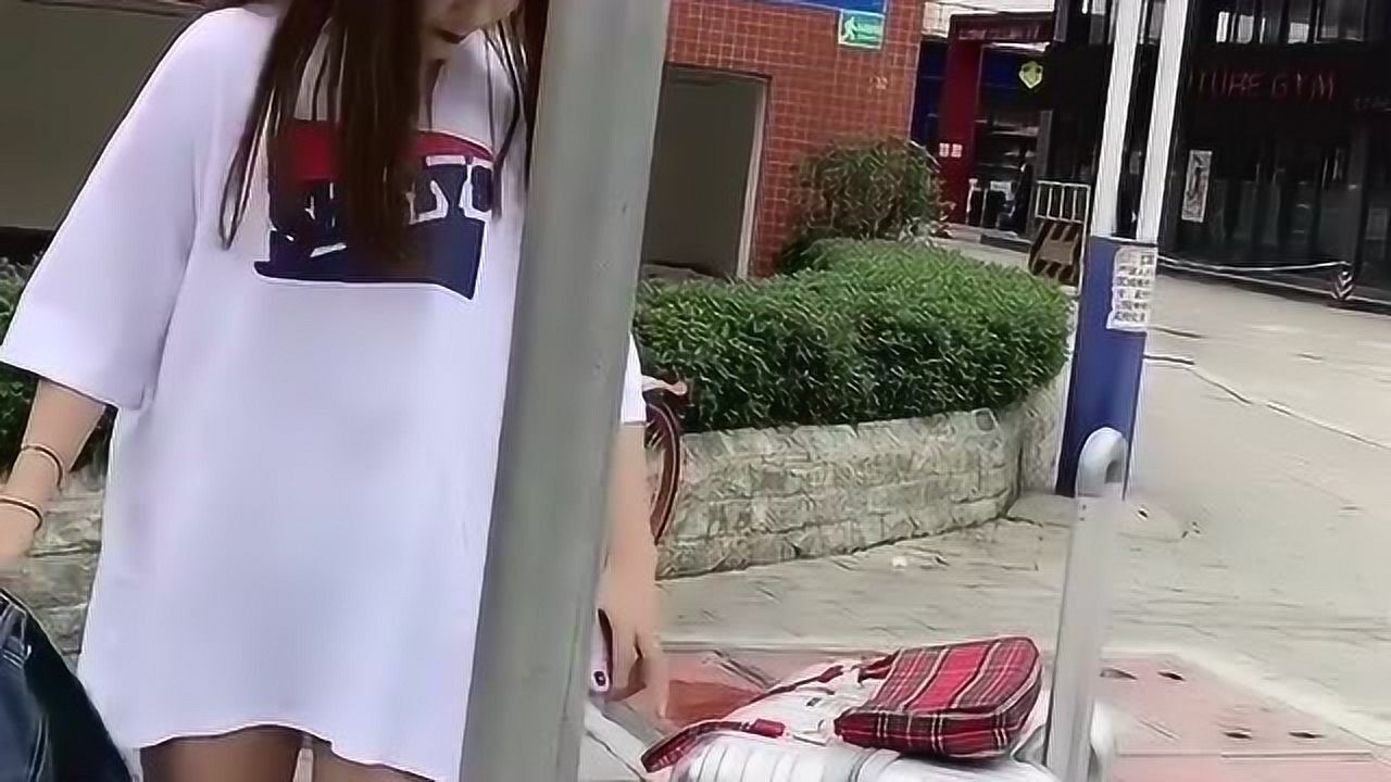 现在美女都怎么开放的吗,居然在大马路上公然脱裤子,真的是太开放了啊