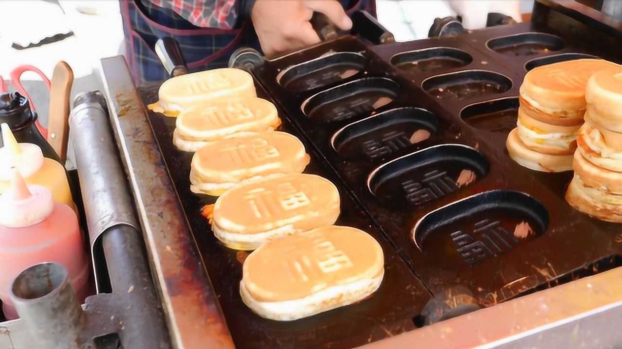 60岁大爷专业卖鸡蛋饼30年5元5个引顾客哄抢30年从未涨价