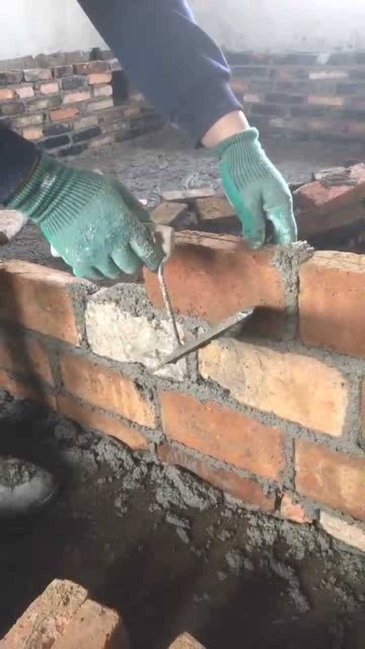 老师傅在工地上垒墙最正规的干法干净利索一天500块