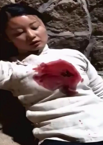 抗日神剧拍戏现场女八路中枪倒地瞬间真是太让人心疼了