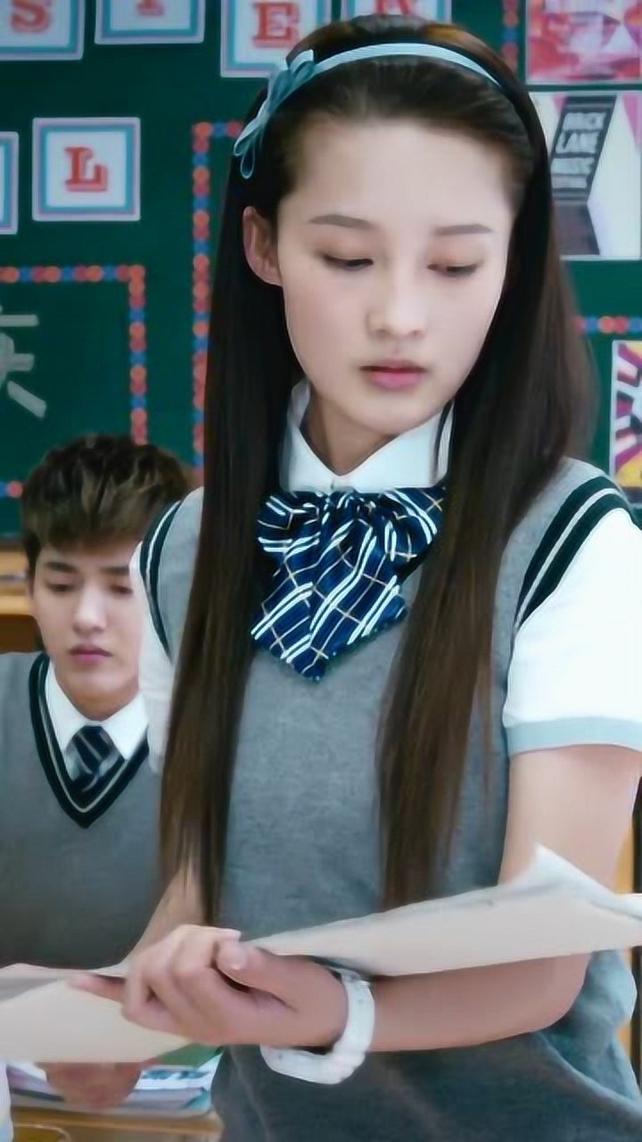 李沁穿校服很清纯啊