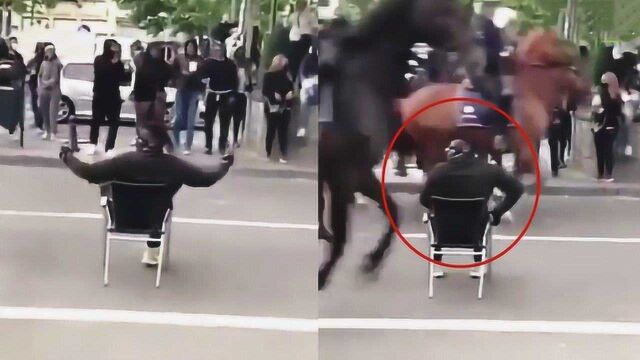 “万马丛中过”!实拍:警察骑马飞奔 男子仍淡定坐马路中间抗议