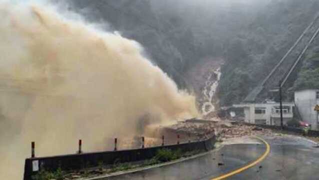 实拍广东暴雨灾难现场 山体滑坡过路车惊险避过 电站坍塌洪水喷涌