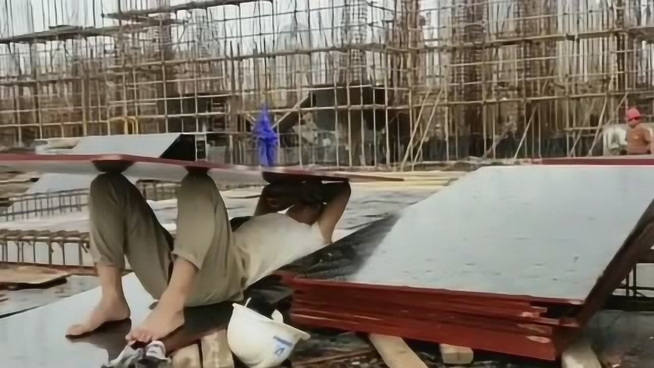 农民工在工地午休手举木板避免被太阳照射眼前一幕令人心酸